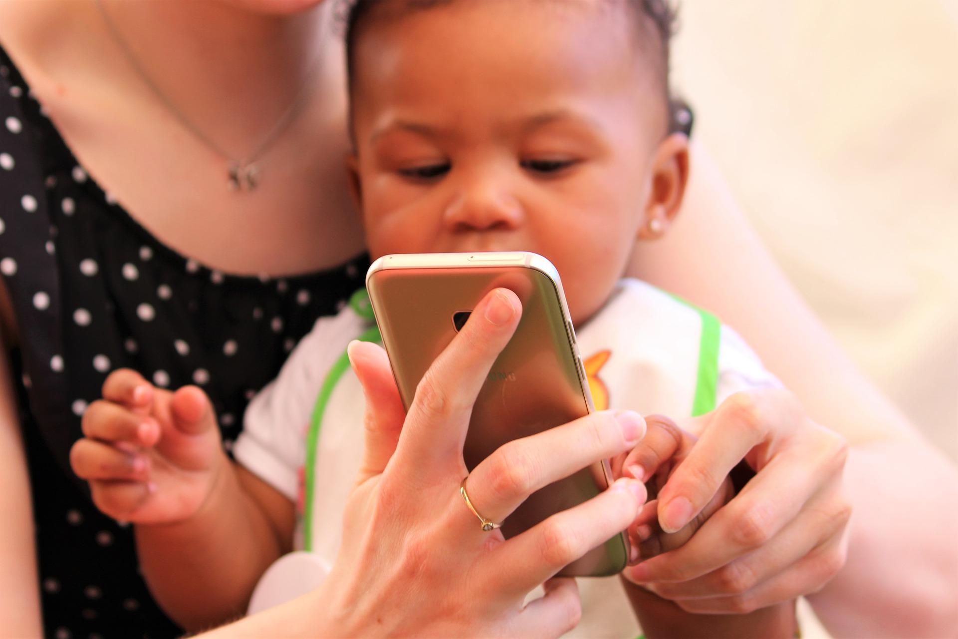 You are currently viewing Ein Handy in der Schultüte? Was Dein Kind zum Schulanfang wirklich braucht!